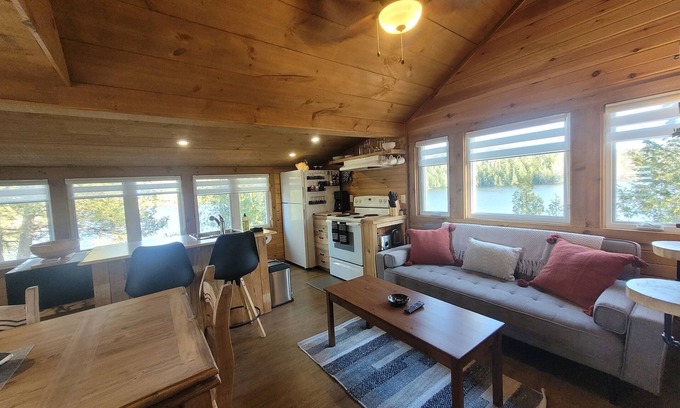 Val-des-Monts Ski Chalet | Intimate Cottage plus Loft with Epic Lake Views