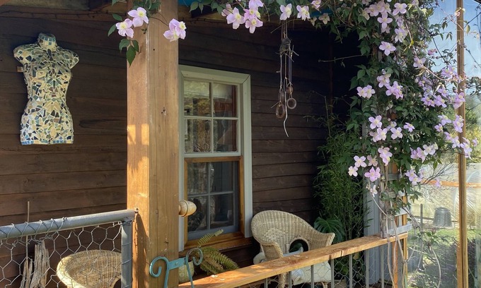 Woodbridge Cottage | Intimate, earthy cottage in Tranquil Setting