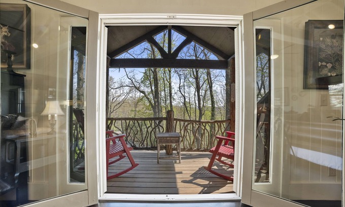 Cashiers House | Intimate guest cottage moments away from Whiteside Mountain.