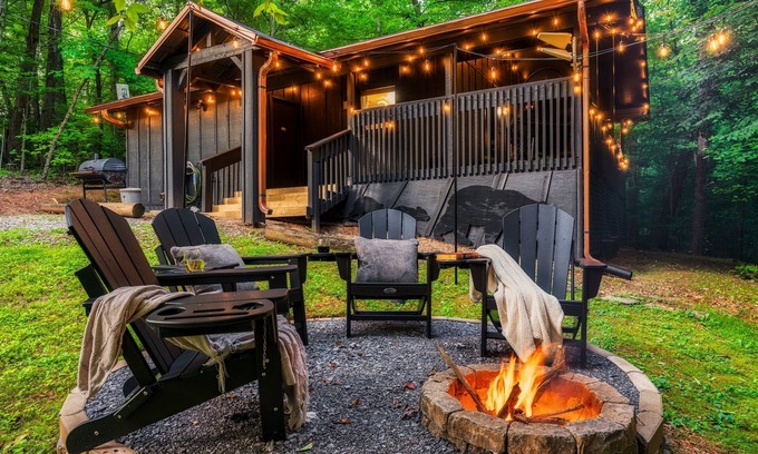 Gatlinburg - Pigeon Forge Cabin | Intimate Honeymoon,Bedside Tub,Rain Shower,Firepit