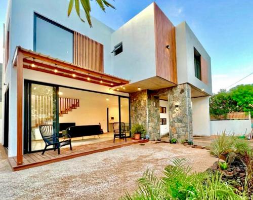 Albion House | Into the Sun - Modern Holiday Home