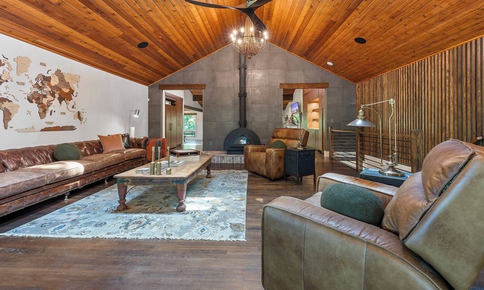 Atlanta House | Intown Mountain Retreat a magical oasis, sauna, gym, pool table