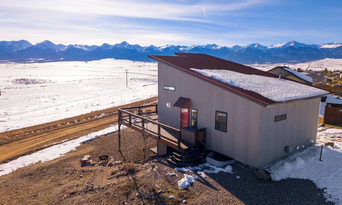 Westcliffe House | INTRO RATES: Quiet 2-Level w/Valley Overlook, StarLink - Ideal for 2 Couples