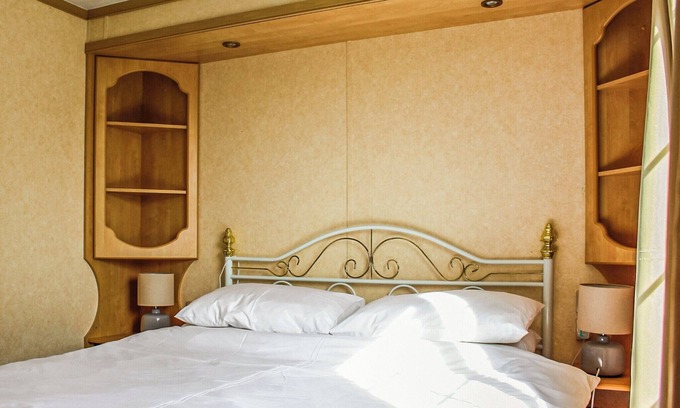 New Romney House | Introducing the Carnaby Roxburgh, a 2-bedroom caravan designed to comfortably sleep up to 4 guests.