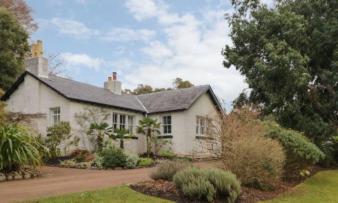 Drumchork Cottage | INVEREWE - GARDEN LODGE, family friendly, with a garden in Poolewe