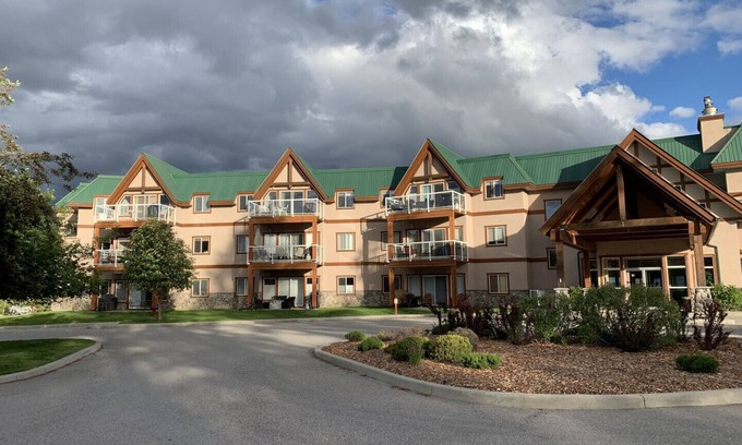 East Kootenay Condo | Invermere's Heron Point - 2 Br Condo, Pool, Hot Tub, Beach, Tennis, Park Pass!