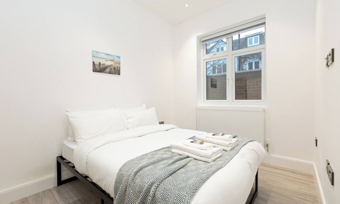 Southfield Apartment | Inviting 2BR flat in Chiswick, 10-minute station