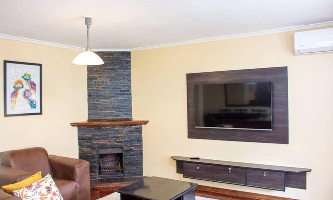 Target Area Apartment | Inviting 3-Bed Apartment In The City