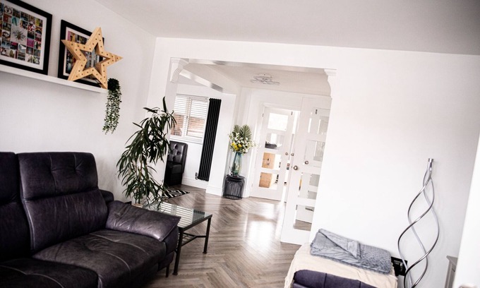 Offerton House | Inviting 3-Bed House in Manchester