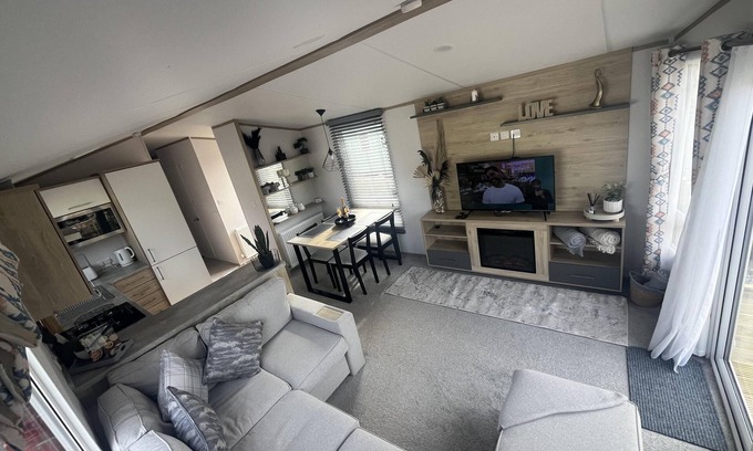 Wesham Cabin | Inviting 3-Bed Lodge in Preston hot tub
