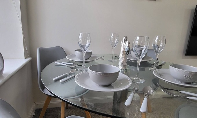 Congerstone House | Inviting 6-Bed House in Nuneaton