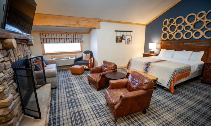 Mammoth Lakes Hotel | Inviting Alpine Room Near Devils Postpile & Scenic Hiking Trails in Mammoth