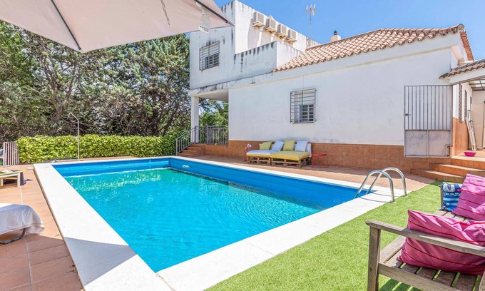 Guillena House | Inviting and comfortable cottage with all amenities for a successful vacation.