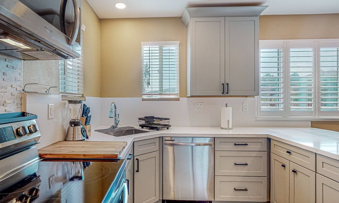 Santa Clarita House | Inviting apartment with tennis, golf, full kitchen, & W/D