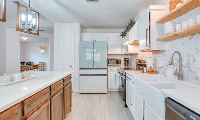Southeast Arlington House | Inviting Arlington Home w/ Furnished Patio