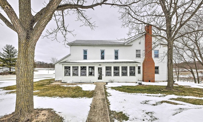 Ashland House | Inviting Ashland Farmhouse: 7 Mi to Downtown!