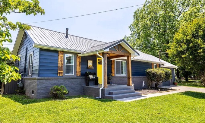 Maryville House | Inviting, Clean, Comfortable Spacious 3/2 Home in Maryville