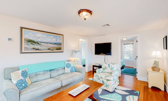 Cataumet Cottage | Inviting cottage with golf nearby, central AC, & full kitchen