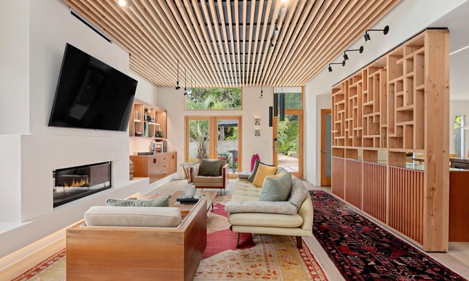 Alta Mesa House | Inviting Retreat Blends Mid-Century Design with Everyday Comfort