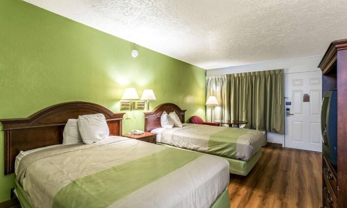 Edgewood Hotel | Inviting Room Near Local Attractions w/On-Site Dining & Laundry Facility