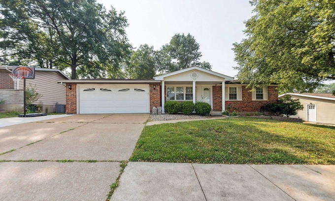 Mehlville House | Inviting St Louis Home w/Deck Near Forest Park!