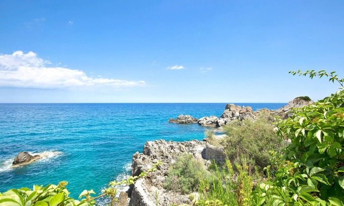 Copanello House | Inviting villa in Mediterranean style and panoramic position.