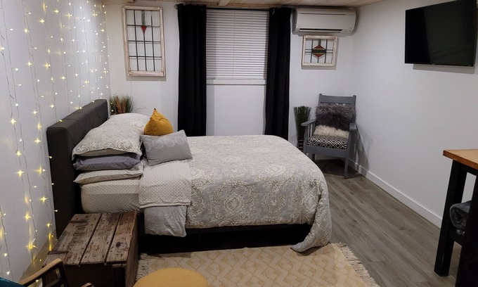 Kitchener House | Inwood Suite, Gym and Front Porch Swing,Walk to Belmont Village