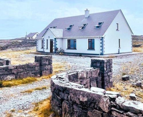 Inishmore House | Irish Isle Oasis: Spacious 5-Bedroom Retreat