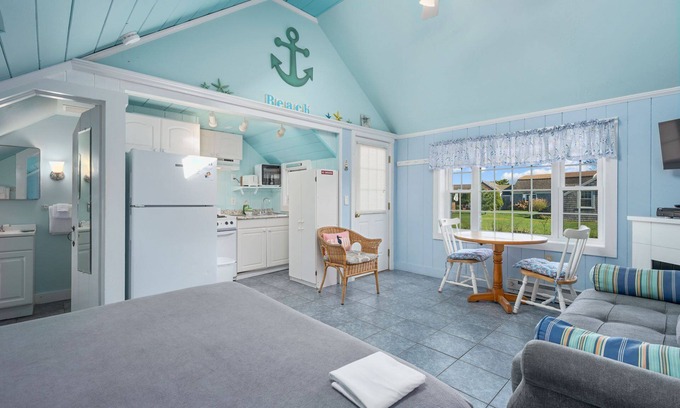 Yarmouth Cottage | Irish Mist is your charming beachside retreat on Nantucket Sound