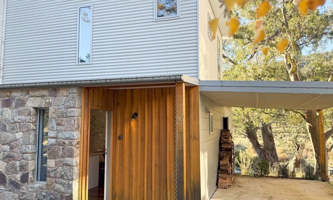 Lake Crackenback Ski Chalet | Iron Bark Chalet is a spacious, deluxe one-bedroom chalet.