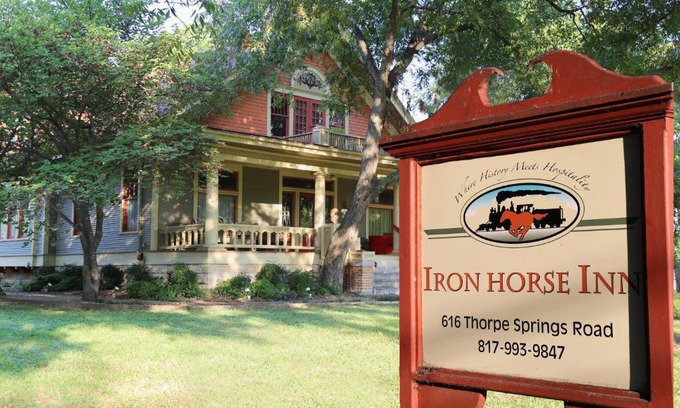 Granbury Bed & Breakfast | Iron Horse Inn