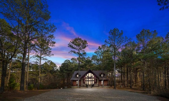 Broken Bow Villa | Iron Horse Lodge sleeps 18, Games, Fire Pit, Hot Tub, EV, more