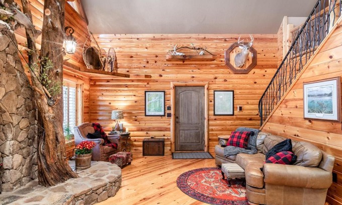 Butler House | Iron Mountain Lodge - Beautiful Cabin With Forest & Mountain Views!