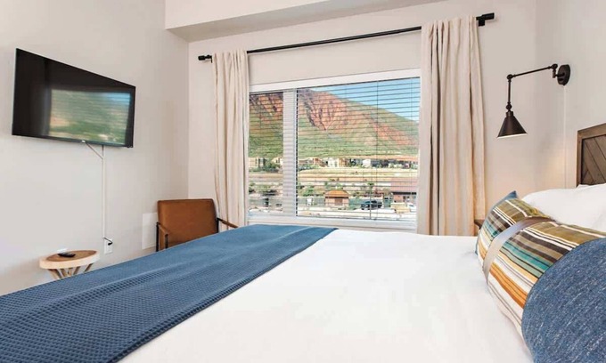 Glenwood Springs Condo | Iron Mt Hot Spgs Condo #209 | Mtn Views | Sleeps 4