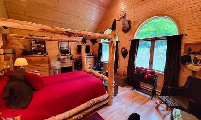 Iron River Cabin | Iron River Luxury Cabin with dock, firepit & deck