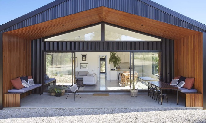 Maldon House | Ironbark Maldon, with outdoor spa and forest views