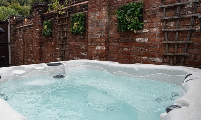 Coalbrookdale House | Ironbridge Riverside Hot Tub Retreat