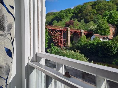 Coalbrookdale House | Ironbridge View Townhouse WINNER 2025 UK MOST PICTURESQUE SELF-CATERING HOLIDAY HOME & WINNER SELF-CATERING ACCOMMODATION OF THE YEAR 2025