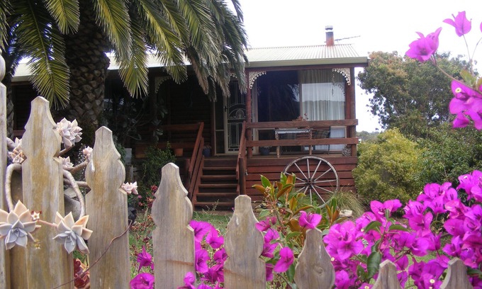 Ironstone House | Ironstone Cottage- Pet & Family Friendly!