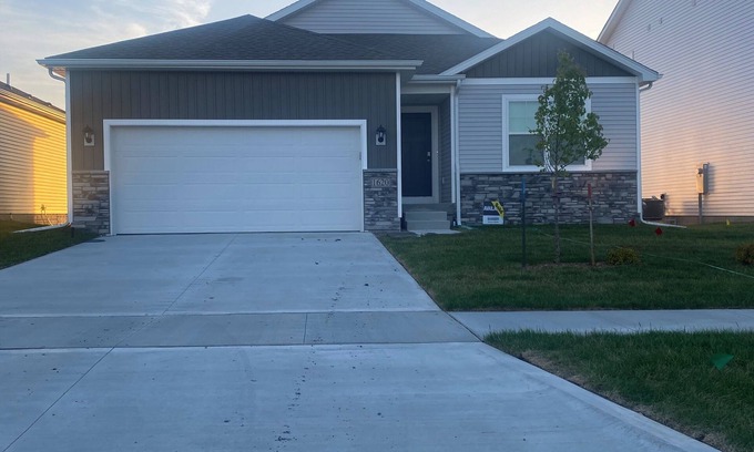 Ankeny House | Is this Heaven? No It’s Iowa!n4-bedroom home on pond in welcoming Ankeny w/Wifi