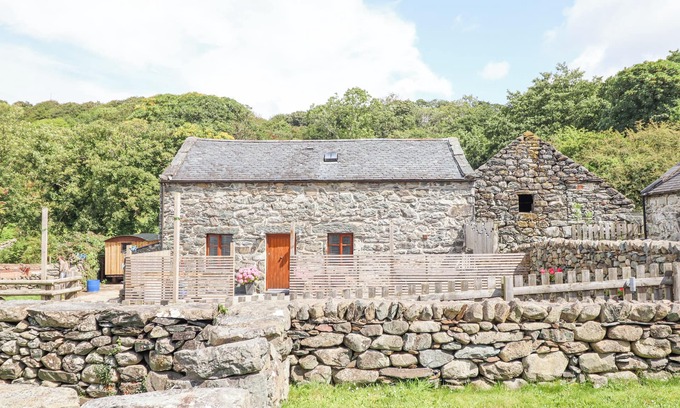 Llanfair Cottage | ISALLT, pet friendly, character holiday cottage in Llanfair