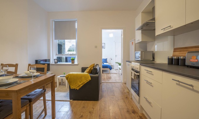 Kirkcaldy Apartment | `isimi [ Modern 2 Bed Flat- Free Parking]