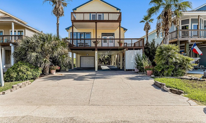 Isla Del Sol House | Isla Bonita | Spacious house in Galveston with wrap-around deck and grill