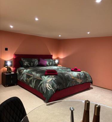 Bletchingley House | Isla's Den