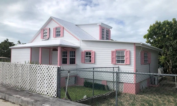 Spanish Wells House | Island Beach cottage, 4 bedroom 3 & 1/2 Bath 2 Minute walk to the Beach