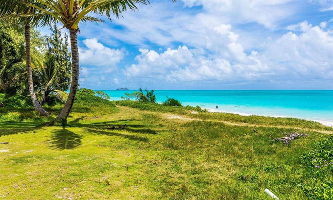 Waimanalo Cottage | Island Beach Cottage with a deck ! Gated, Air Conditioning,steps to beach