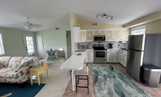Bokeelia Cottage | Island Cottage-boat ramp at end of street! Walk to Jug Creek Marina!