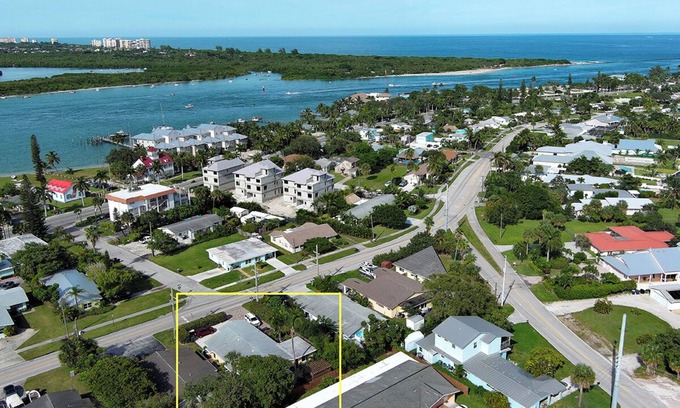 Fort Pierce Apartment | Island Cottage Fort Pierce. Easy walk to beaches and restaurants.