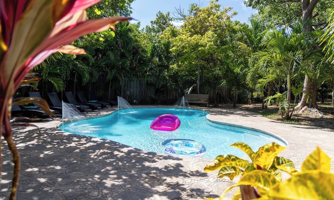Nassau Apartment | Island Gardens Family Escape, Pool & Car included