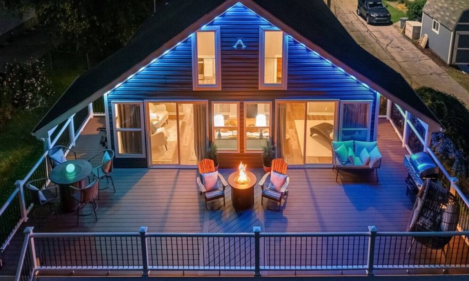 McKnight House | Island Gem~Riverfront, Near RMU Sports Center~4 BR